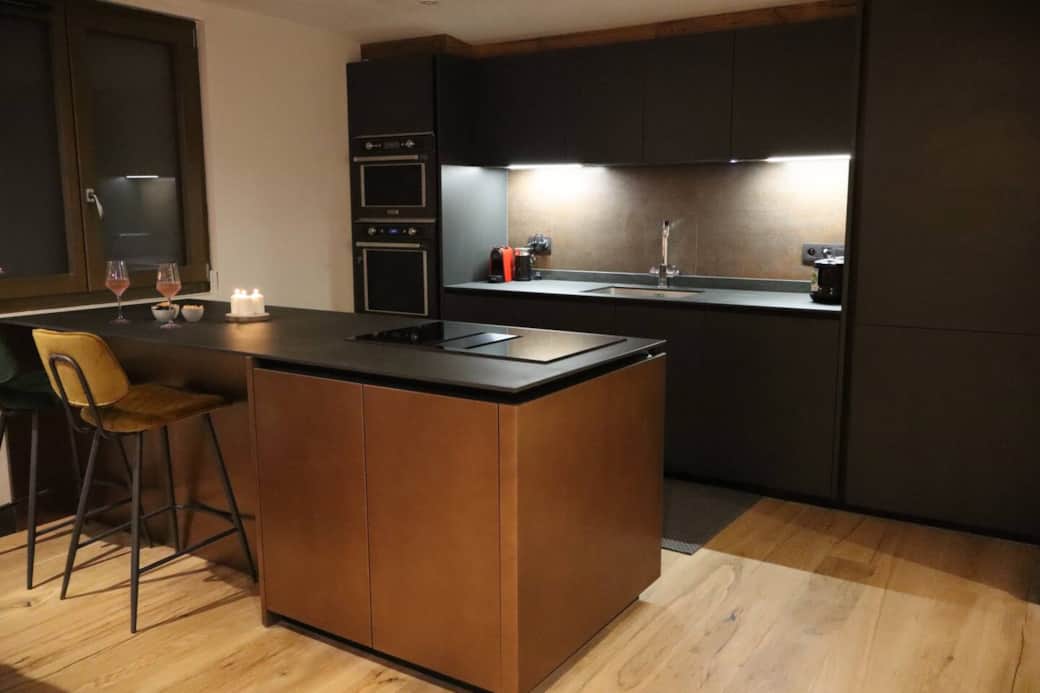 Although you are just steps away from all the wonderful restaurants of Les Gets, you will be tempted to have some nights in and enjoy preparing your meals in this beautiful Italian modern kitchen, which features a fantastic range of appliances.