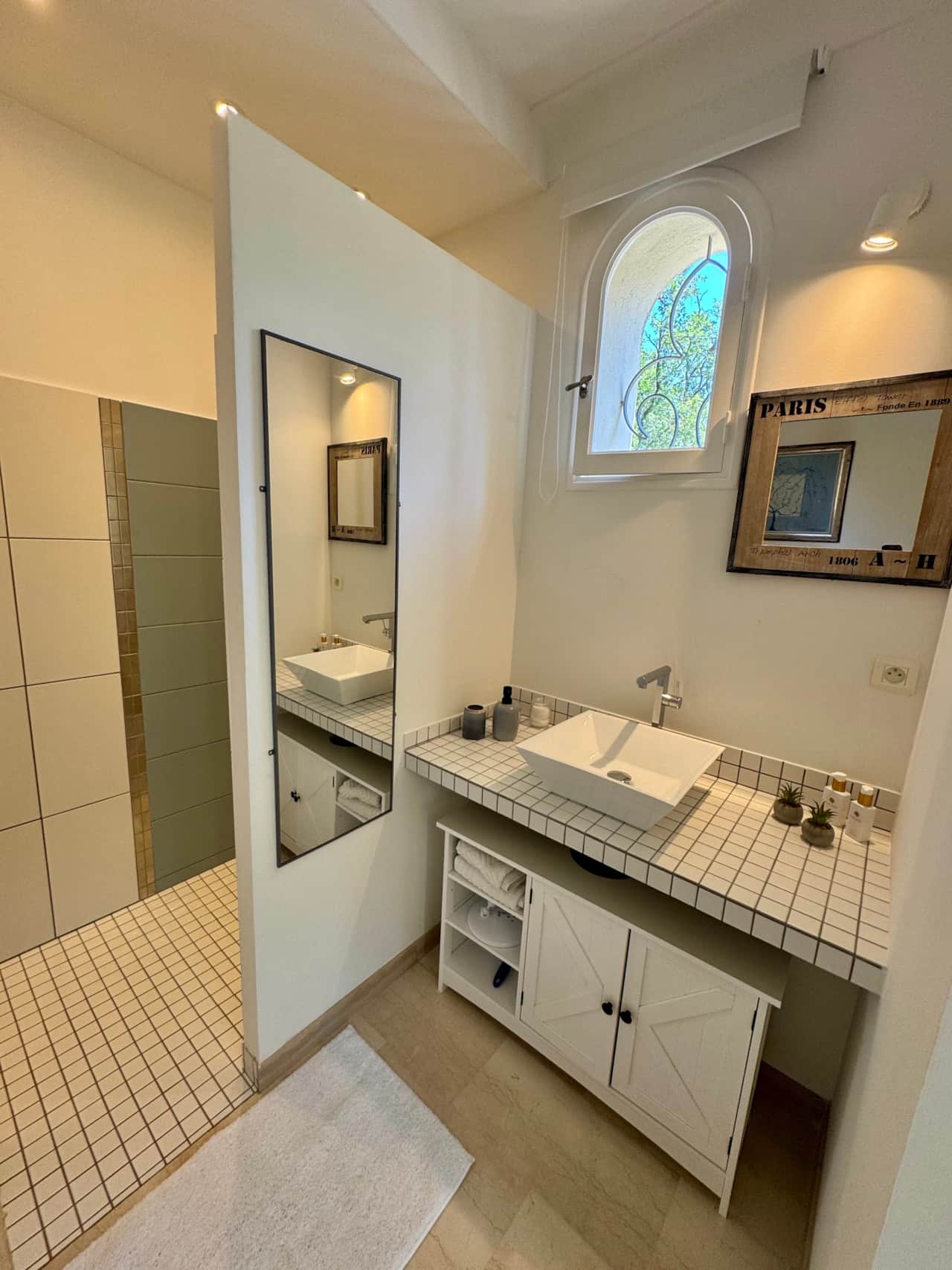 Salle d’eau privative avec douche à l’italienne et lumière naturelle pour votre confort