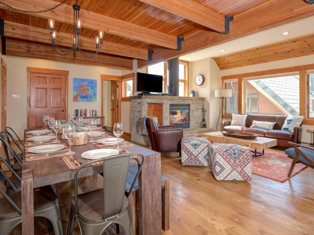2nd level dining/living room area
