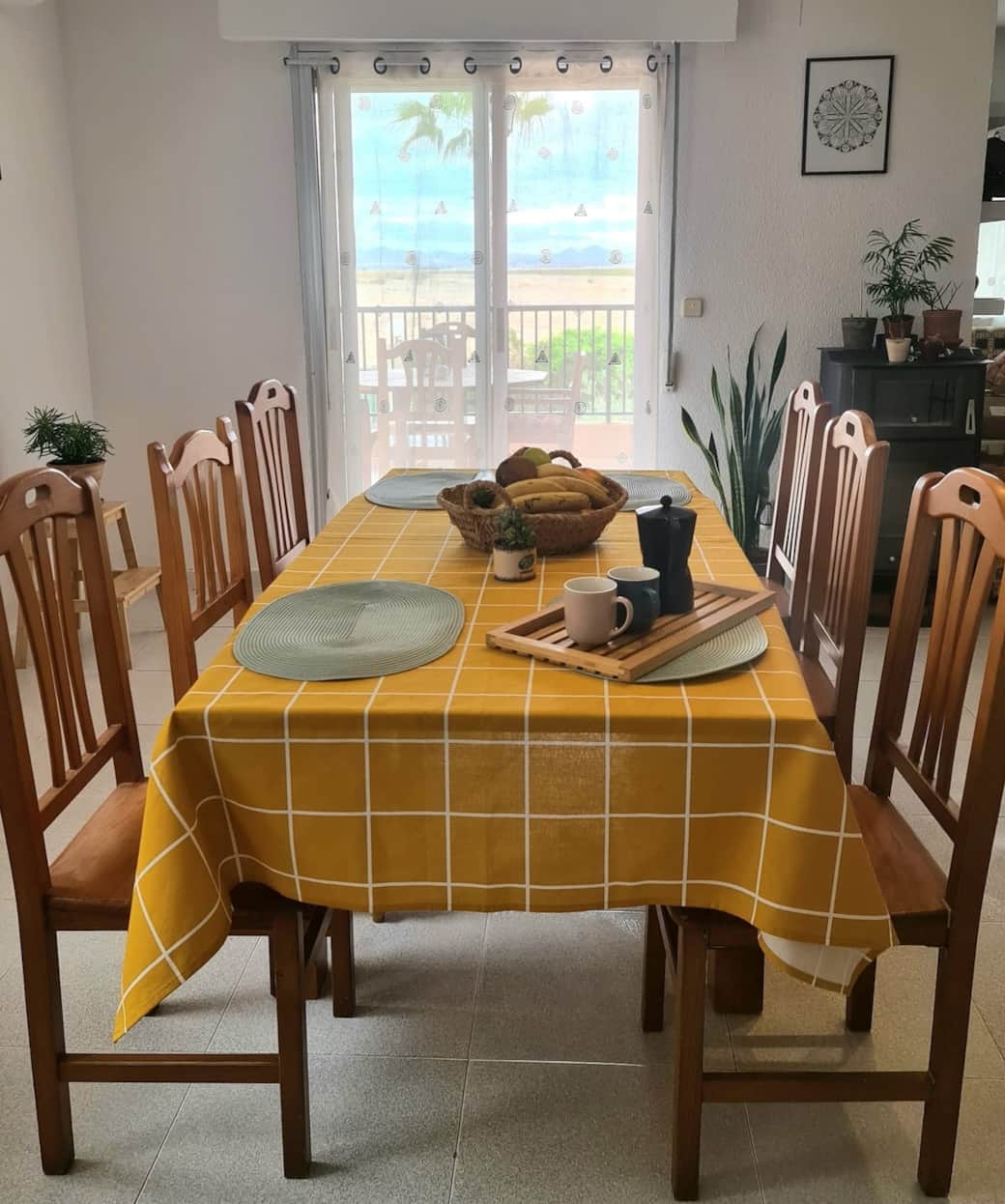 Mesa principal del salón ampliable para acomodar a diez comensales Mesa principal del salón ampliable para acomodar a diez comensales