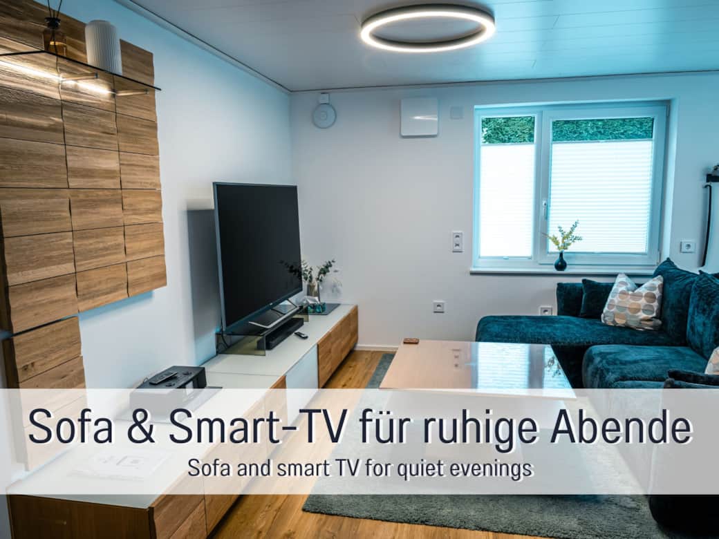 Sitzbereich mit Sofa und Smart-TV für entspannte Abende
