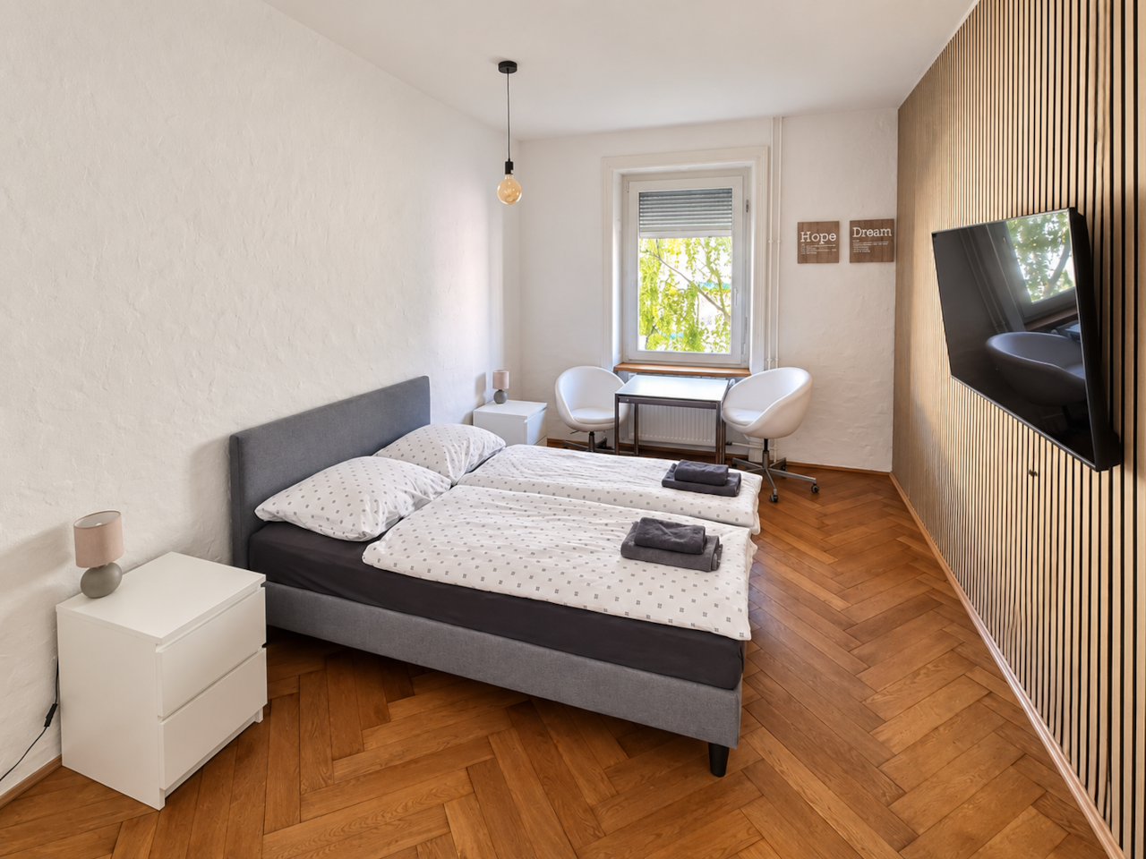 Schlafzimmer 1 mit Smart TV