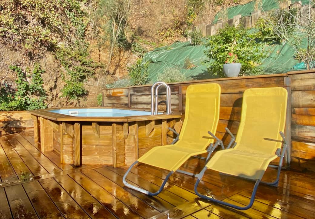 Terrasse avec piscine et bains de soleil Terrasse avec piscine et bains de soleil