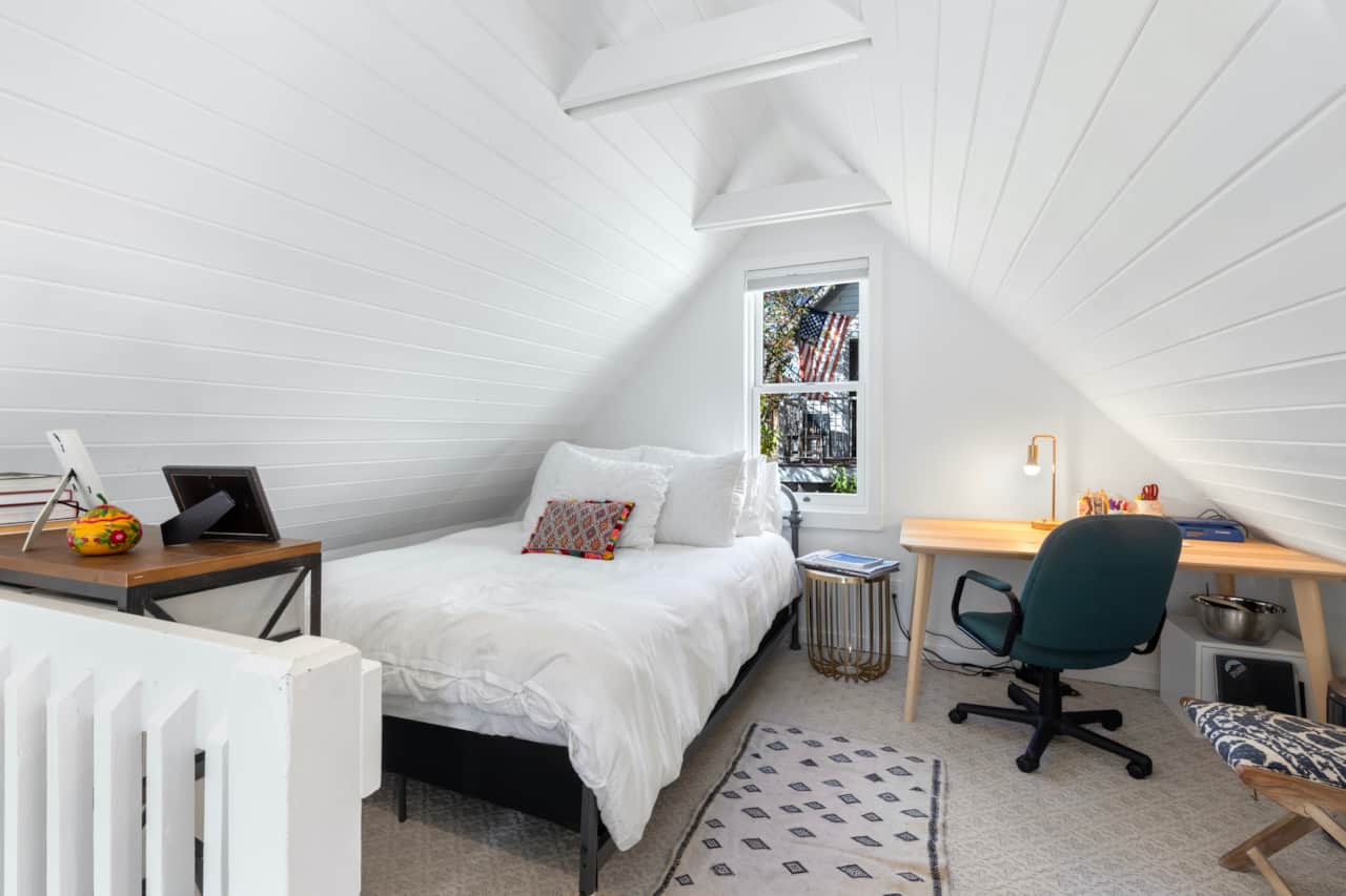 Upper loft bedroom with queen bed