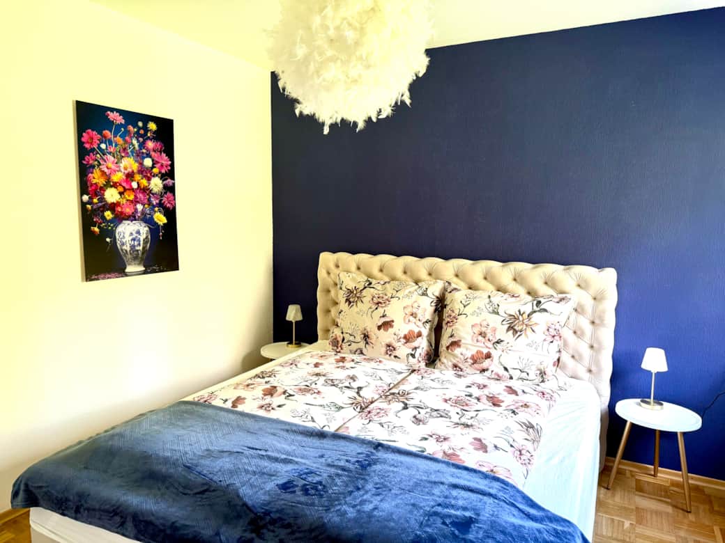Gemütliches Kingsize-Boxspring-Bett mit Nachttisch-Touch-Lampen, Spiegel und Kommode. Gemütliches Kingsize-Boxspring-Bett mit Nachttisch-Touch-Lampen, Spiegel und Kommode.