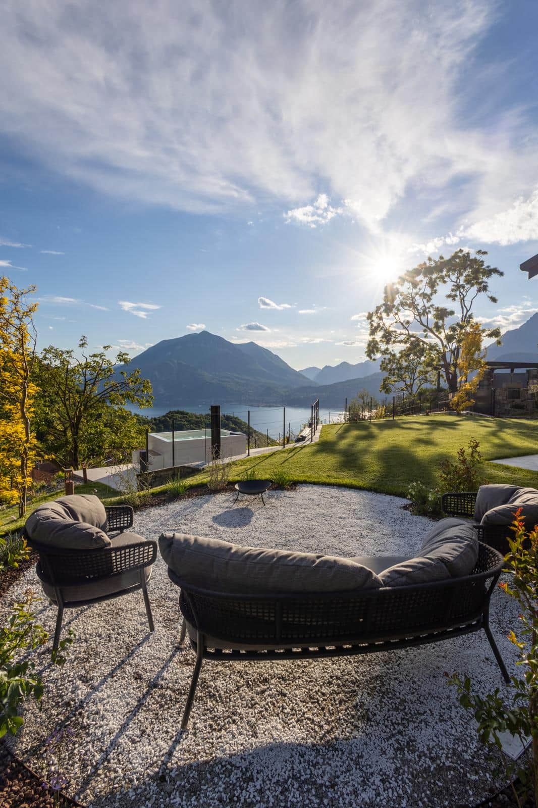 Zona lounge esterna perfetta per rilassarsi al tramonto con vista lago