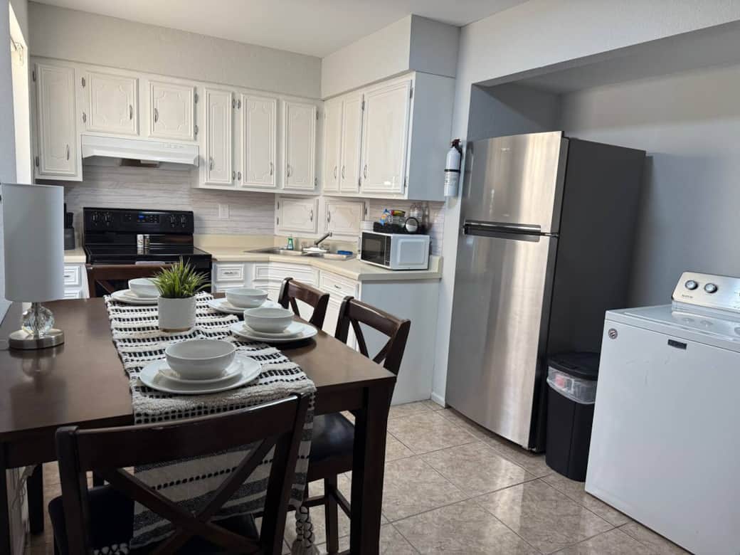 Big refrigerator with 2 cold waters inside the fridge and two outside. Small microwave, coffee maker with all necessary amenities for a nice hot coffee, to go coffee cups included. 