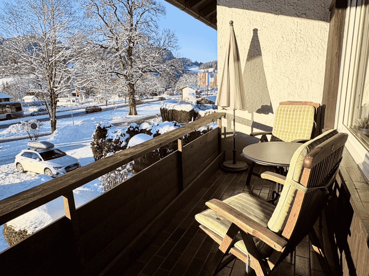 You can relax on the west-facing balcony.