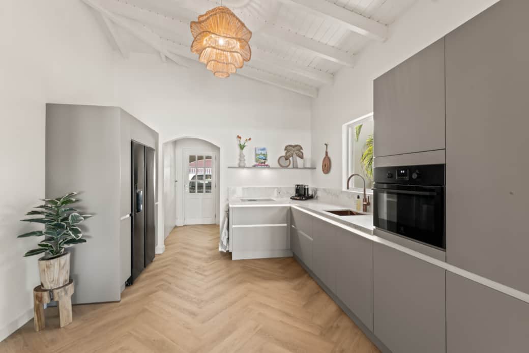 Moderne keuken van alle gemakken voorzien: vaatwasser, combi-oven, tosti-ijzer, en air fryer Moderne keuken van alle gemakken voorzien: vaatwasser, combi-oven, tosti-ijzer, en air fryer