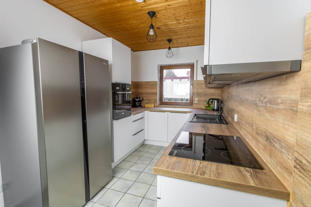 Voll ausgestattete Küche mit durchdachter Aufteilung