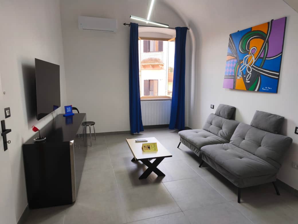 Soggiorno minimalista, con divano letto ad Agli Archi Eco House per un soggiorno salubre e comodo