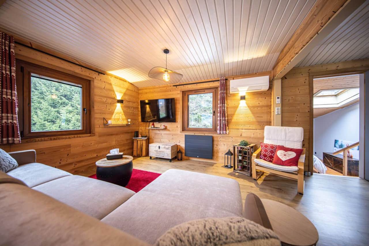 Superbe salon lumineux avec un très grand canapé convertible 2 places ( 160x190cm ), télévision, WI-FI, climatisation