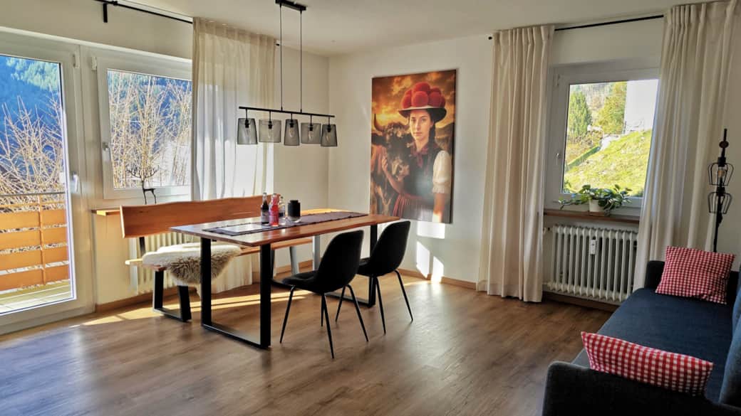 Wohnzimmer mit Essbereich , Aussicht und Sofa