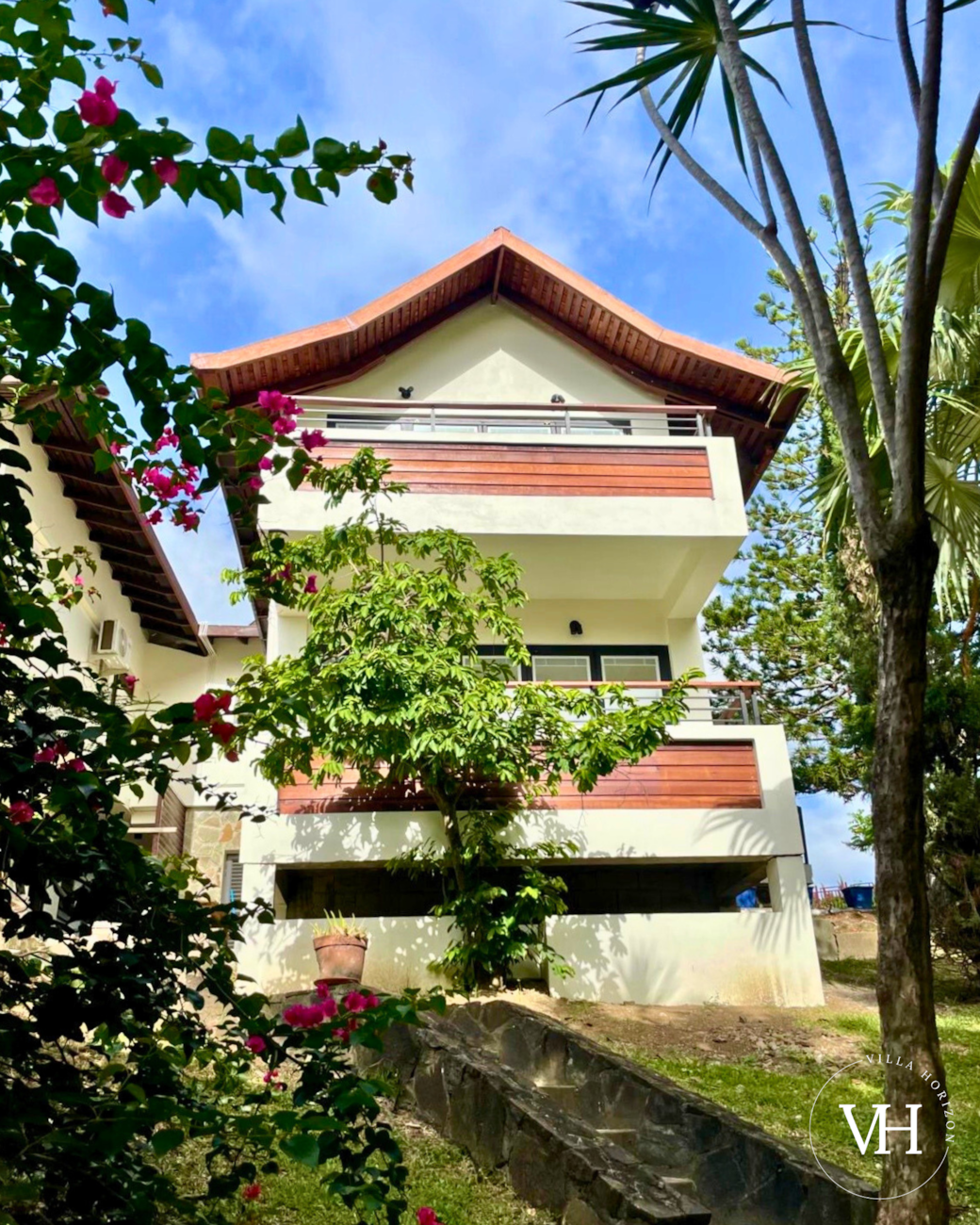 Private balcony with access to fresh seasonal soursop.
