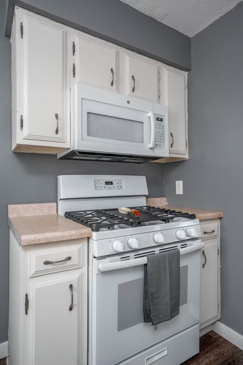 Stove and microwave available to use