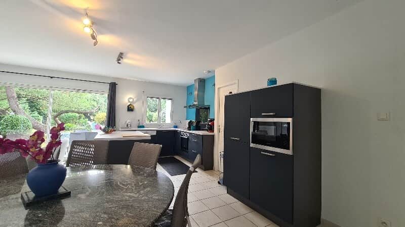 meuble frigo , micro ondes et rangements 