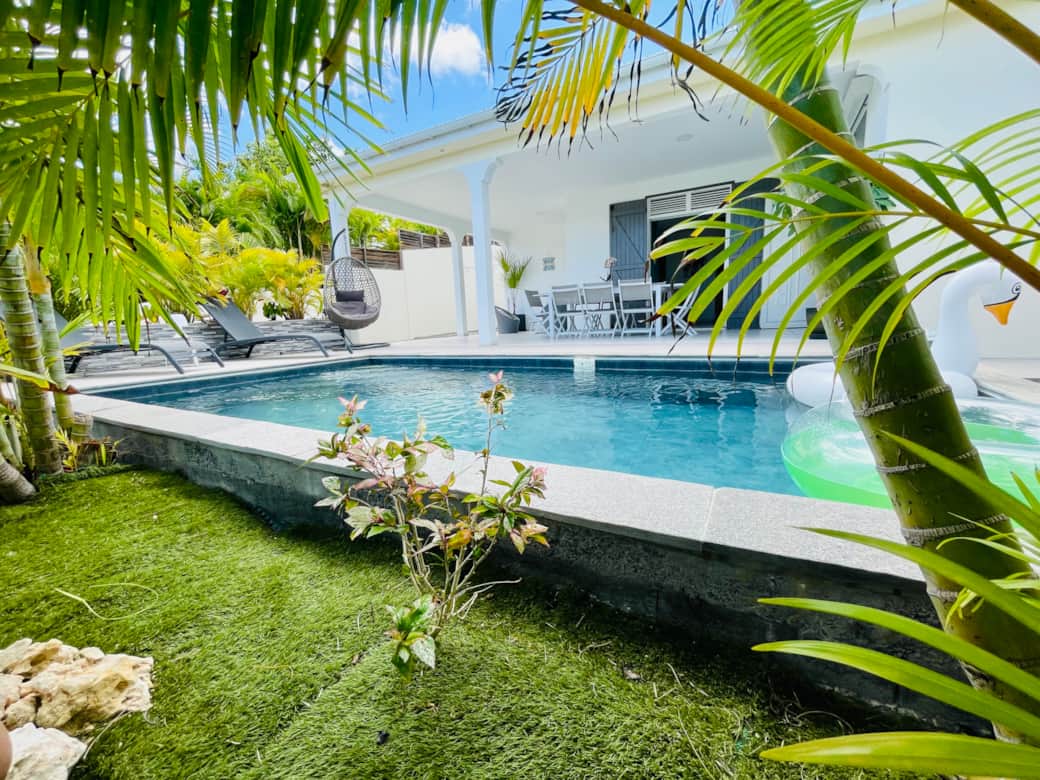 Piscine au sel privée (chauffée en début/fin d'année)