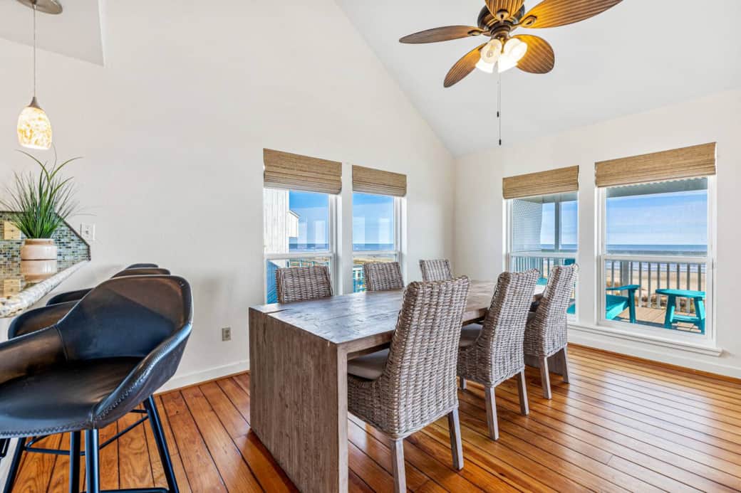 Dining table with views provides an excellent spot for any meal. Dining table with views provides an excellent spot for any meal.