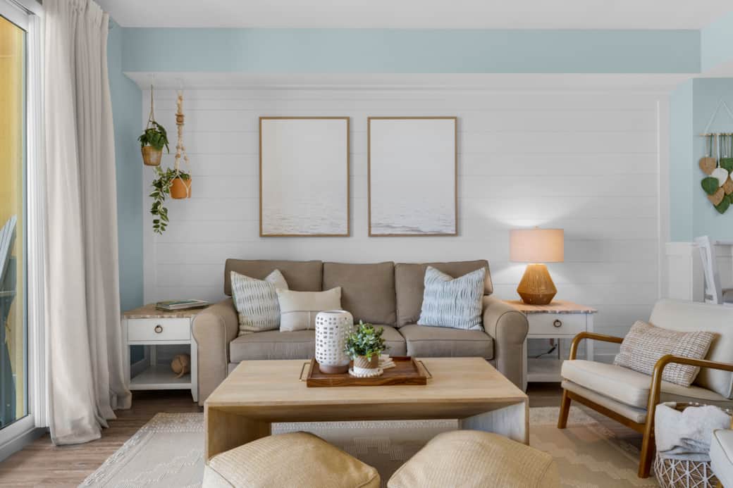 Comfy seating with stunning Gulf views. Comfy seating with stunning Gulf views.