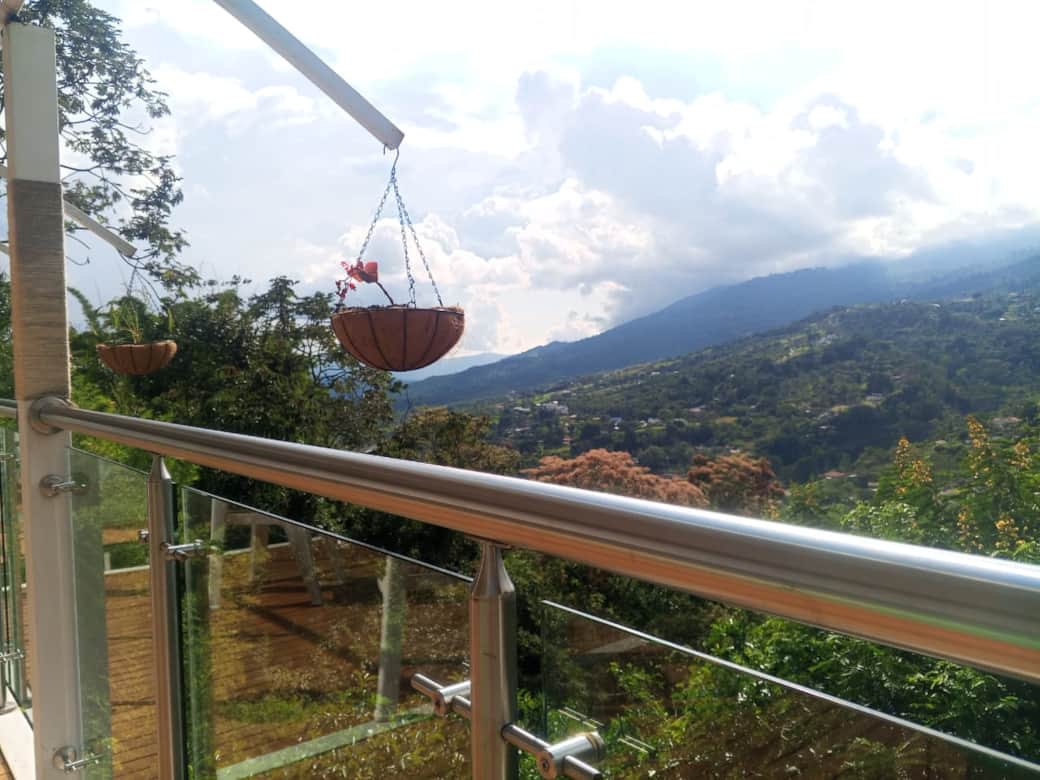 Vista a la montaña cabaña colibrí