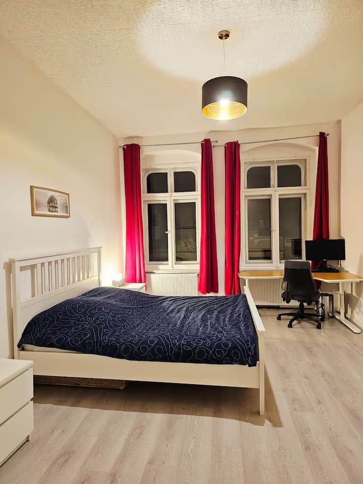 Schlafzimmer mit vollwertigem Homeofficearbeitsplatz