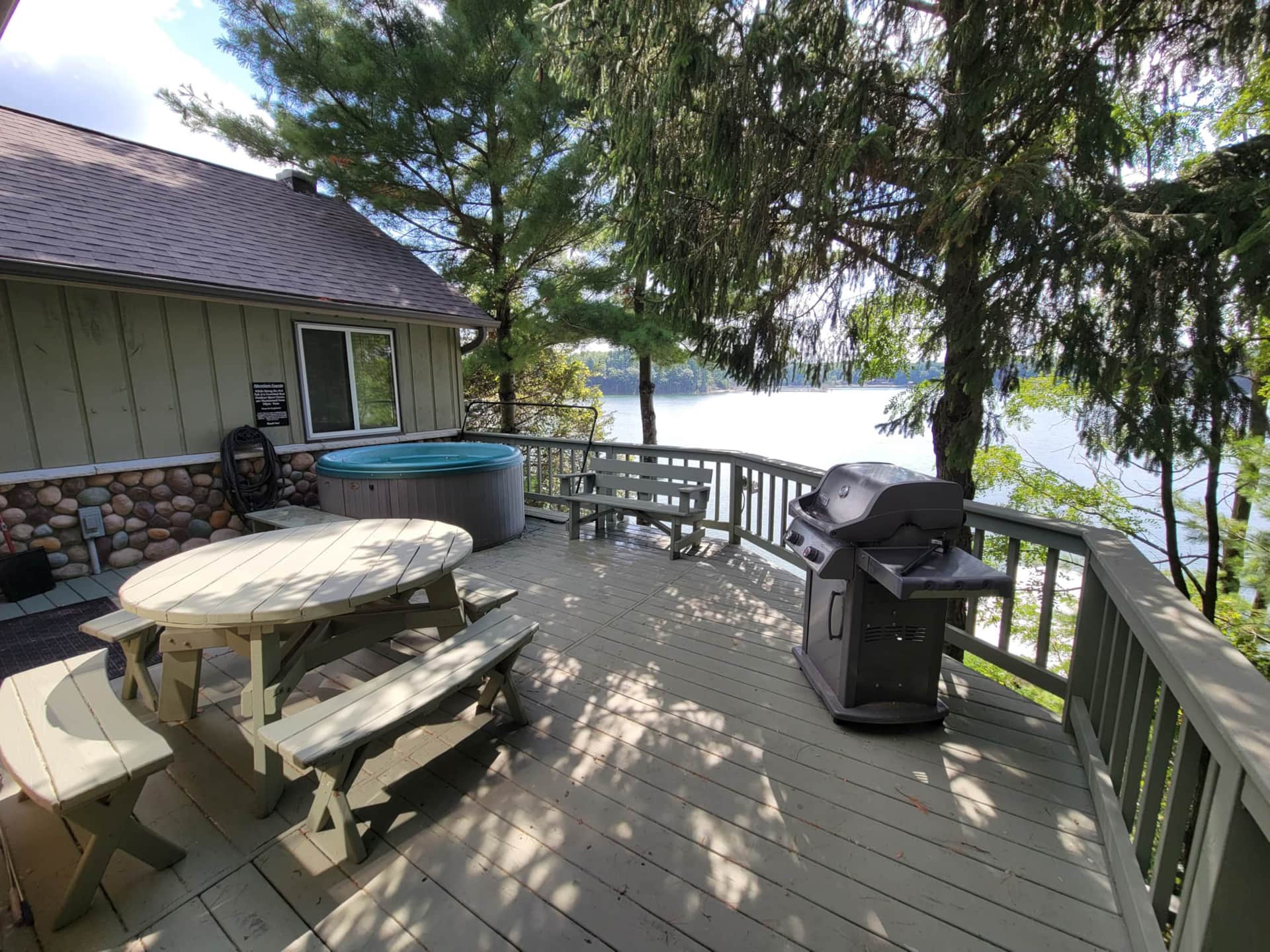Lakeside Escape Year round HOT TUB & Pontoon Rental Vacation Home in