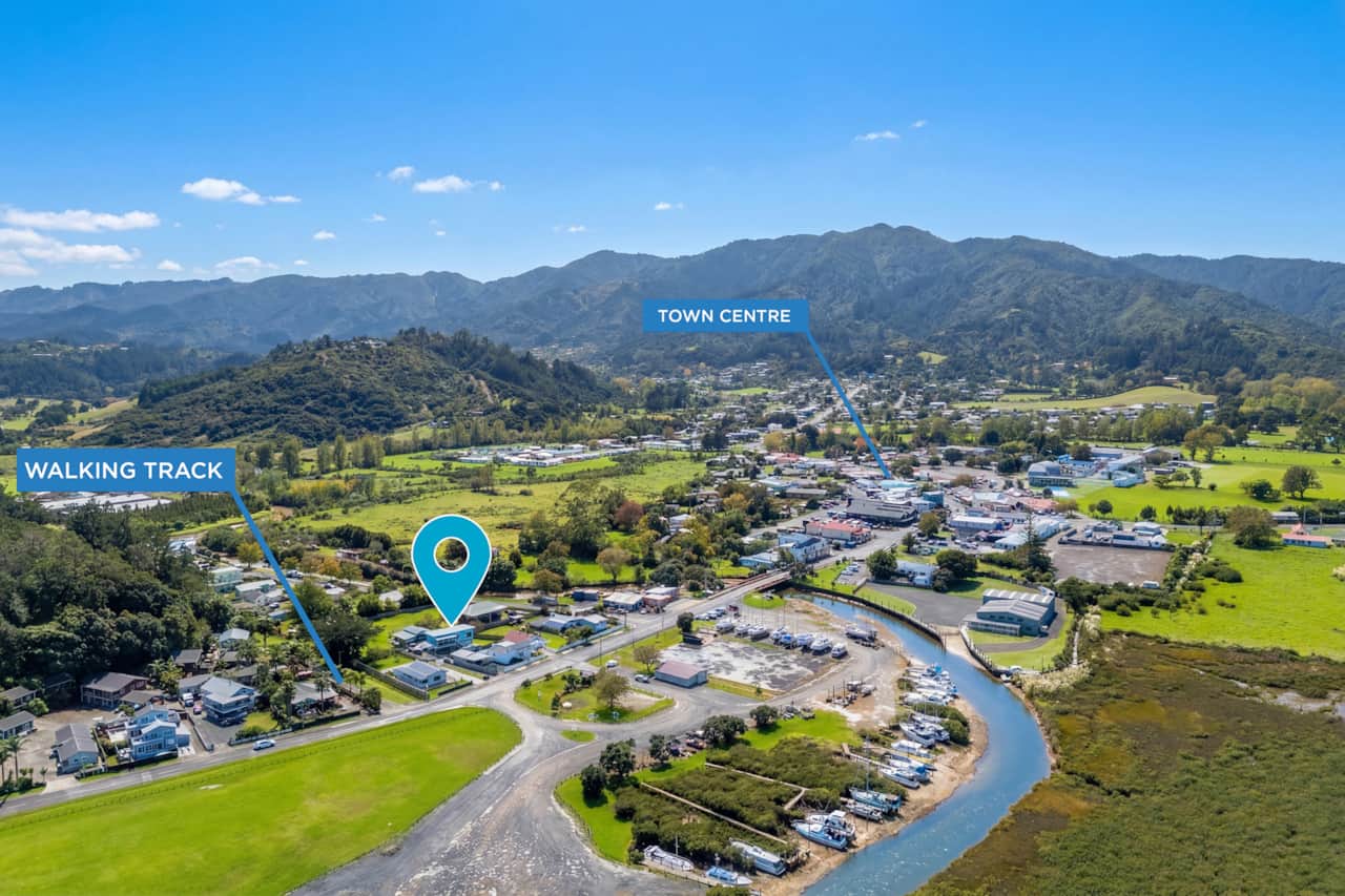 Location: 300m from main shops and cafes, opposite the public boat ramp and next to walking trails