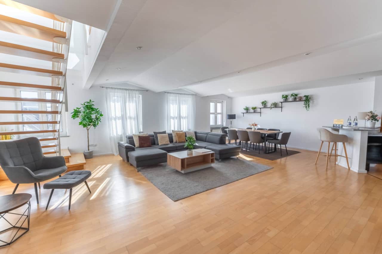 Helles Wohnloft mit Schlafcouch für Zwei & viel Platz