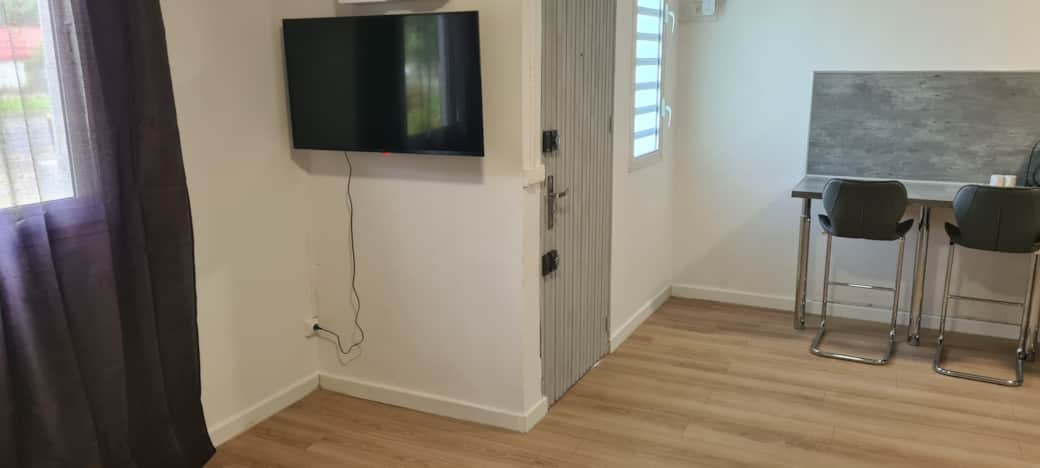 Porte d'entrée indépendante (3 Serrures) pour chaque appartement.