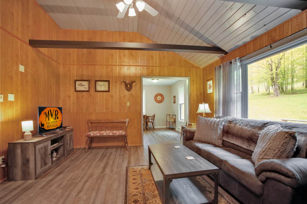 Sleeper sofa, recliner, WiFi, Smart TV FIREPLACE IS NOT FOR GUEST USE