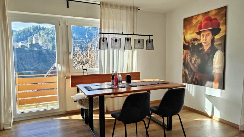 Wohnzimmer mit Essbereich und Ausblick auf den Schlossberg