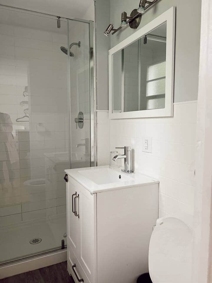 Espace douche parapluie / salle de bain privée. Moderne et inspirante. 