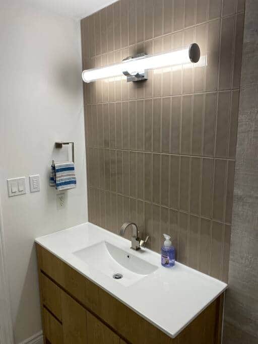 Main floor washroom, freshly renovated mirror now there, pic needs to be updated