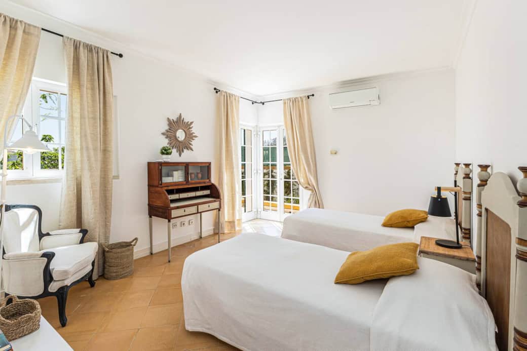 Quarto com duas camas. Nova decoração.