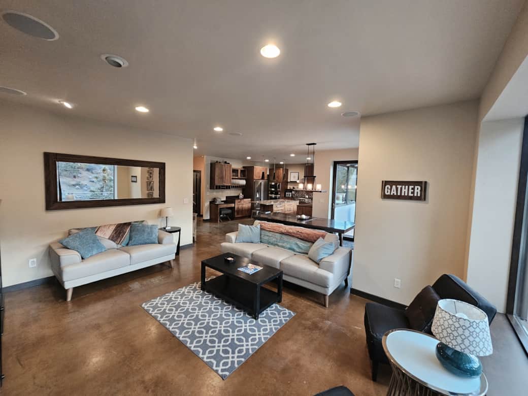 Spacious Livingroom on main level