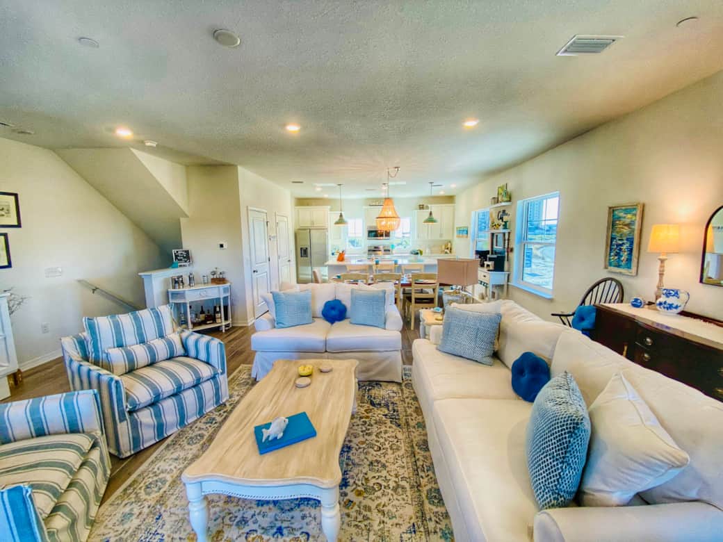Bright and spacious living room 