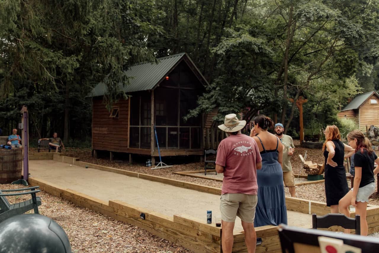 The court, steps from the cabins