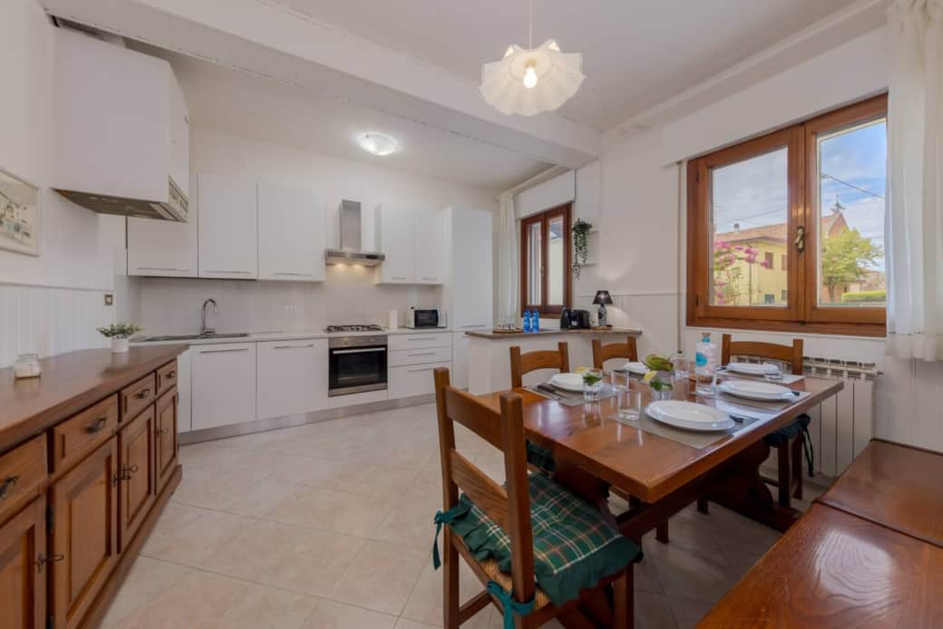 Cucina completa e ampia sala da pranzo Cucina completa e ampia sala da pranzo