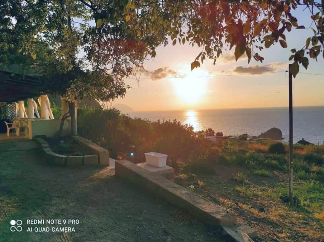 Giardino vista mare a Pollara, Salina, tramonto romantico tra natura e silenzio