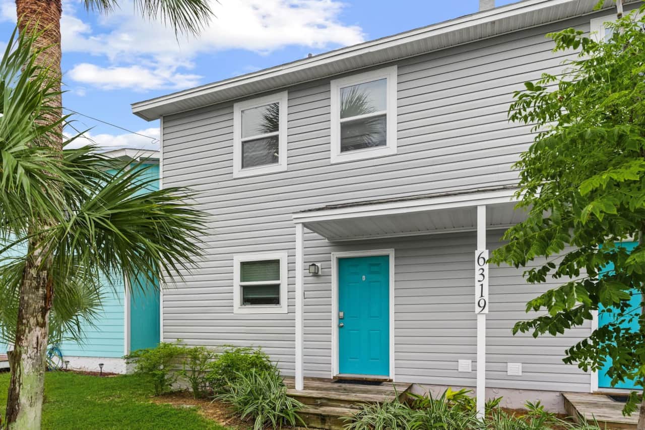 Your group has both homes in this duplex: six upstairs bedrooms, four full bathrooms, two downstairs half baths, two kitchens, and two living rooms. Enjoy separate smart-lock entrances, free on-site parking, and approximately 2,720 sq ft