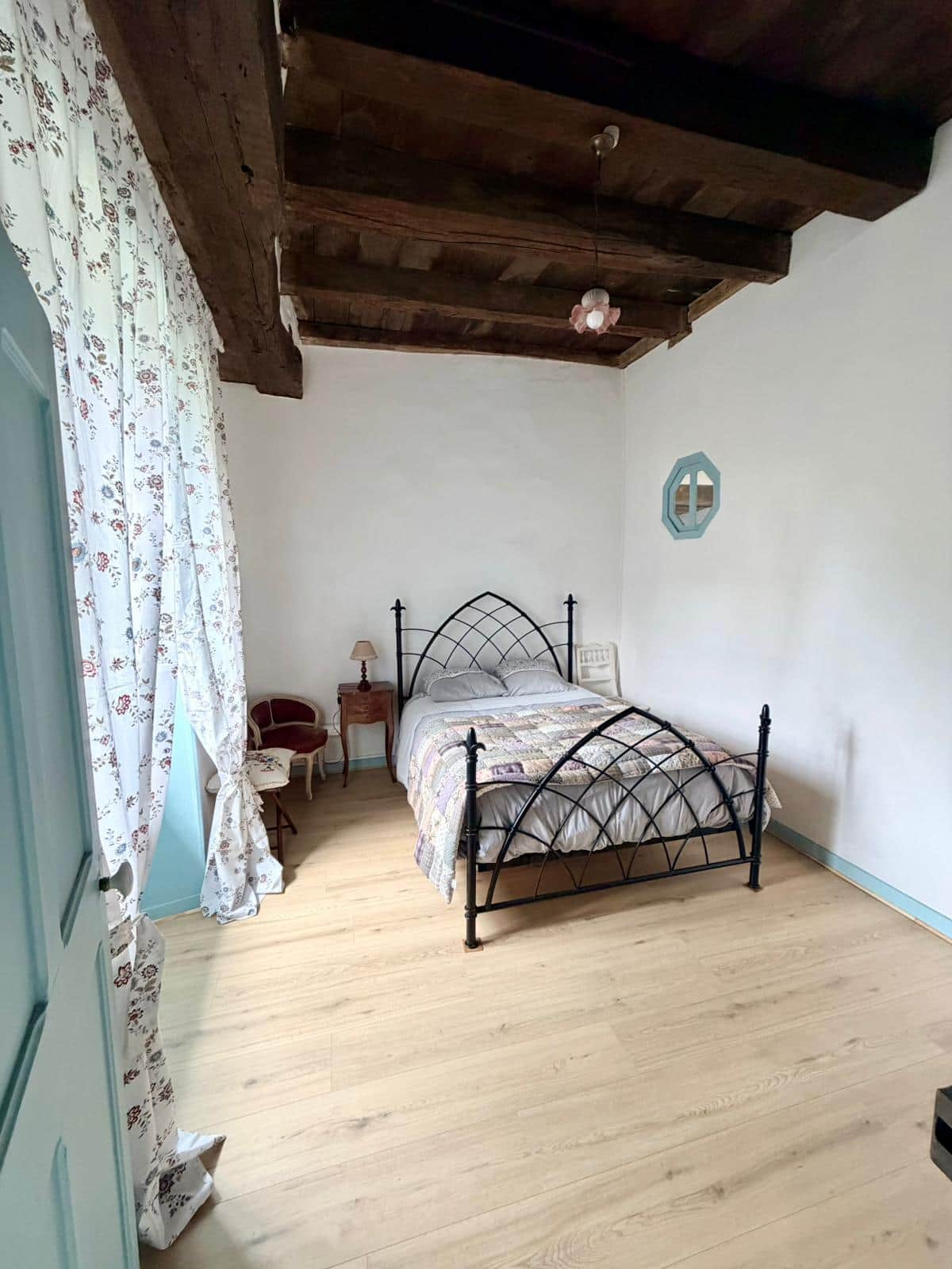 La chambre double avec lit fait à l'arrivée
