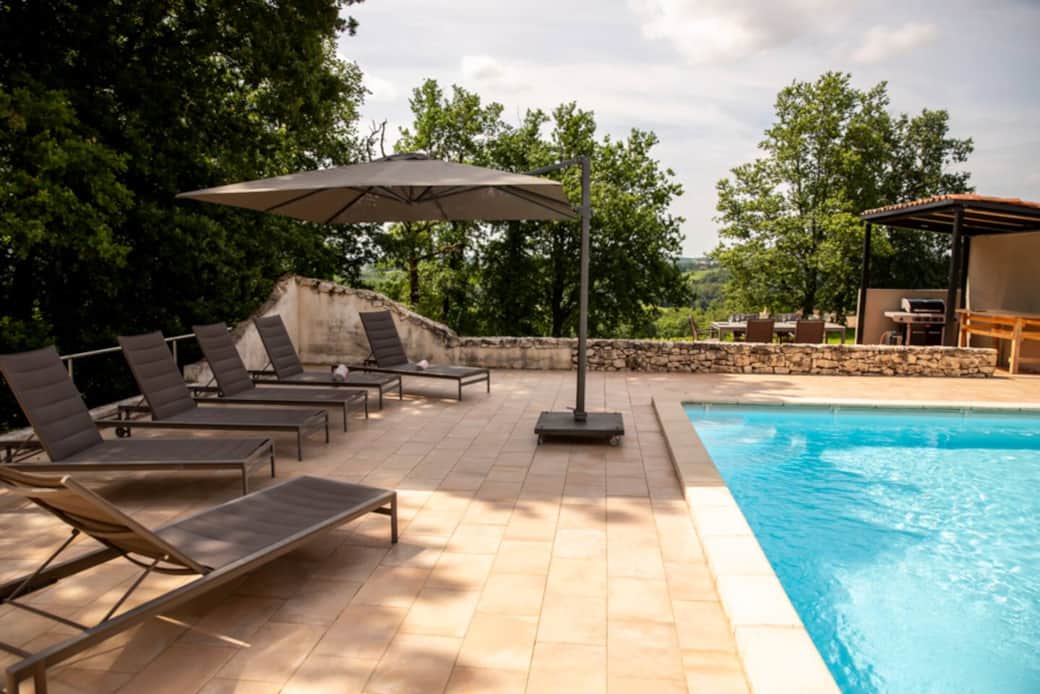Verwarmd buitenzwembad met 8 ligstoelen