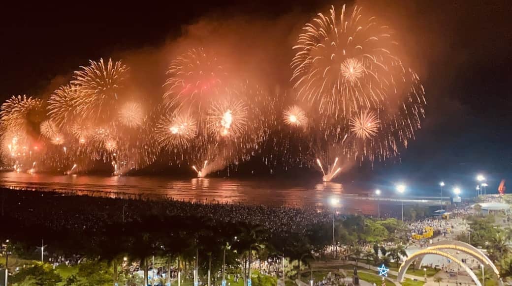 Da sacada, o espetáculo do Réveillon ganha um lugar privilegiado para ser vivido.