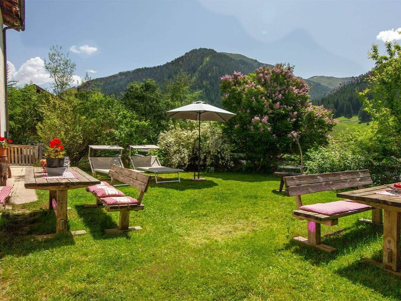 Garten mit Liegen und Holzgriller