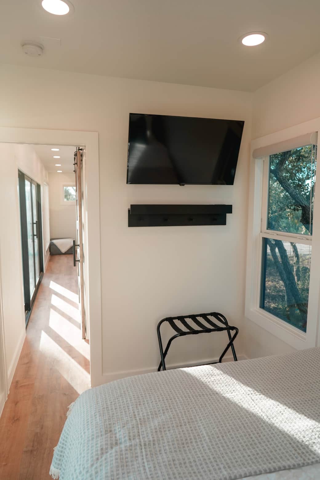 Bedroom TV & luggage rack Bedroom TV & luggage rack