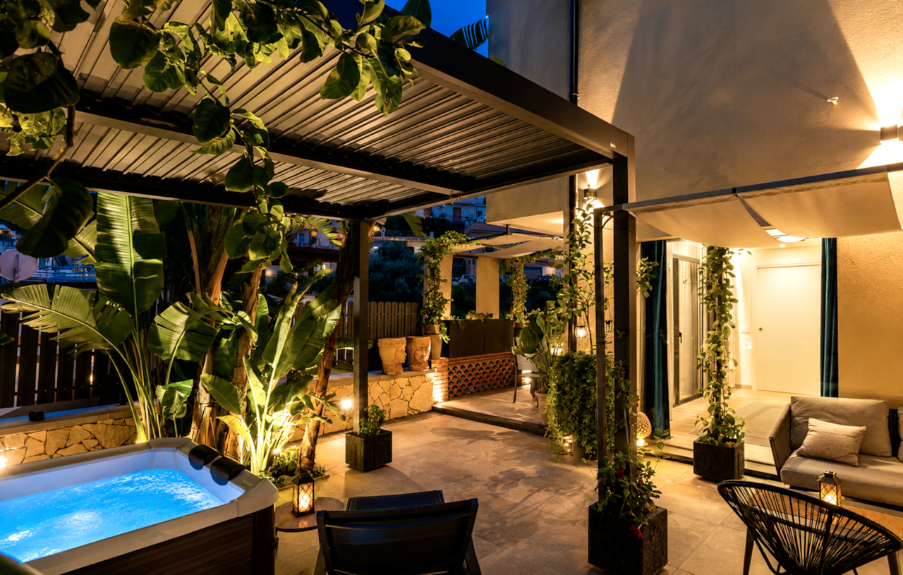 Patio esterno con jacuzzi Alba Suite in taormina