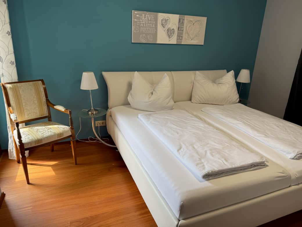 Schlafzimmer 1 bequemes Bett 2m x 2 m Schlafzimmer 1 bequemes Bett 2m x 2 m