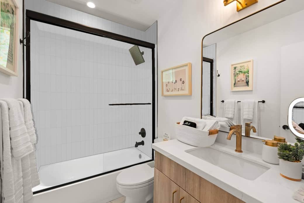 Air conditioning~Heating~Cleaning products~Hand soap~Conditioner~Hair dryer~Heating~Hot water~Shampoo~Shower gel~Makeup Mirror~Make-up Removal Towel~Lots of counter space~Lots of storage for your toiletries 