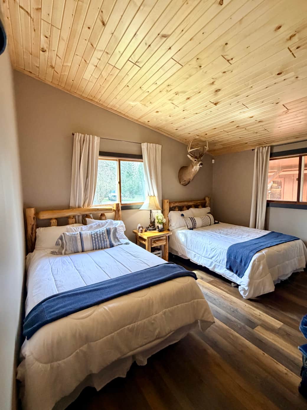 Super room with new knotty pine ceiling 