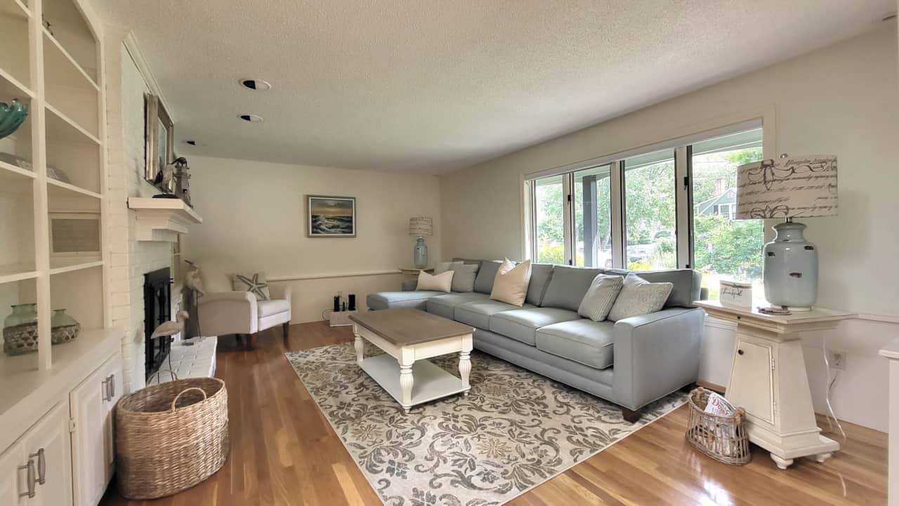 Bright and sunny living room